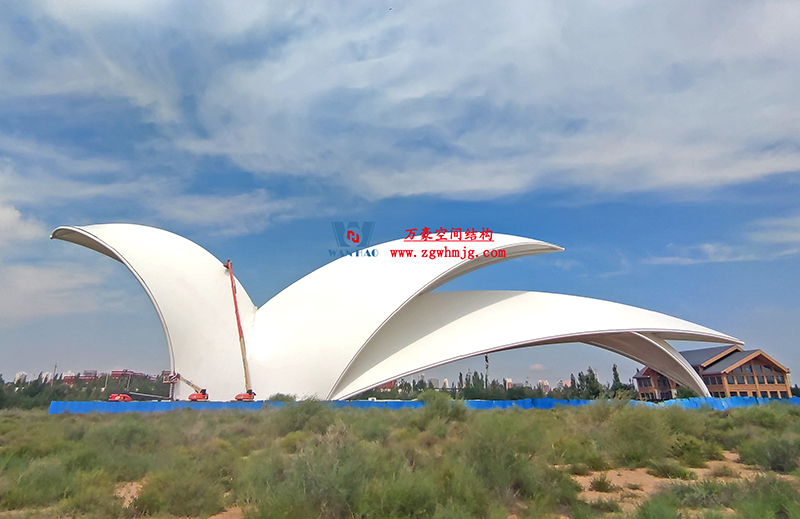 陜西定邊馬蓮灘沙漠公園鋼膜結構工程“奮力快跑”，工程“進度條”刷新了!